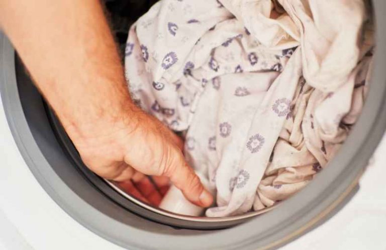 Comment enlever une tache de sang sur un drap : Les méthodes naturelles