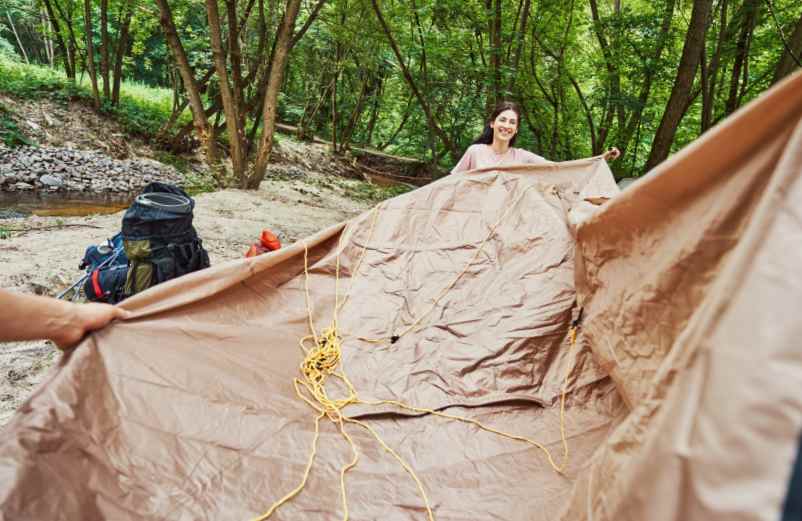 Comment fixer une bâche à œillets de manière efficace et durable ?